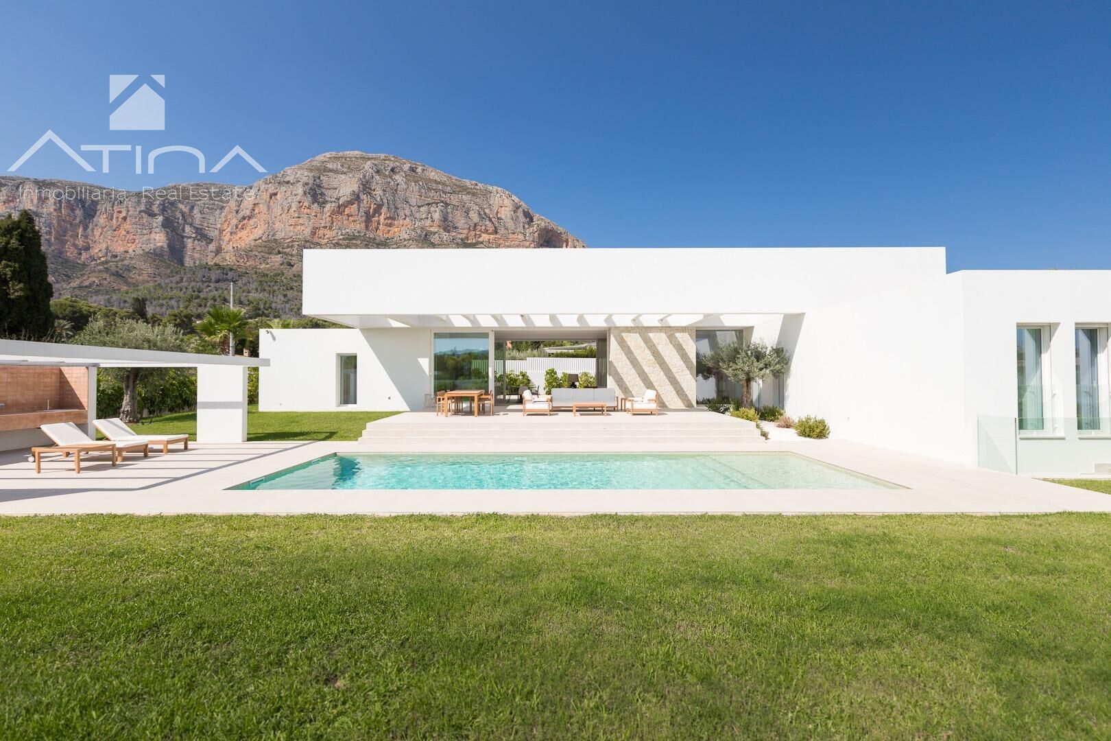 Villa construida en 2025 de una sola planta con vistas al Montgó